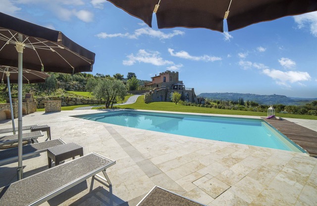 Private Villa with A/C, private pool, WIFI, TV, terrace, panoramic view, close to San Gimignano