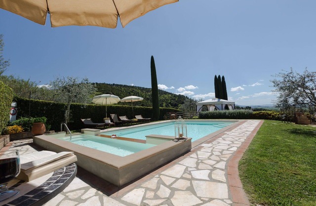 Private Villa with A/C, WIFI, private pool, TV, patio, panoramic view, close to San Gimignano