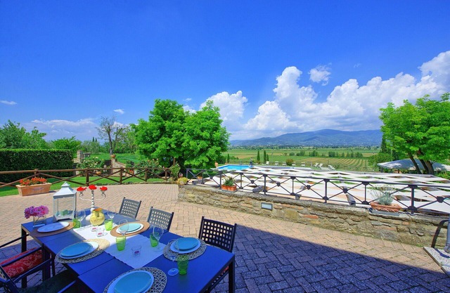 Private Villa with A/C, hot tub, WIFI, private pool, panoramic view, parking, close to Cortona