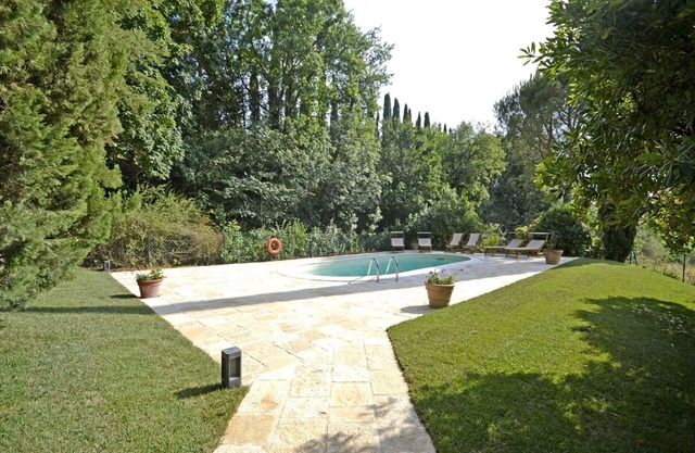 Private Villa with private pool, A/C, WIFI, TV, patio, panoramic view, parking, close to Cortona
