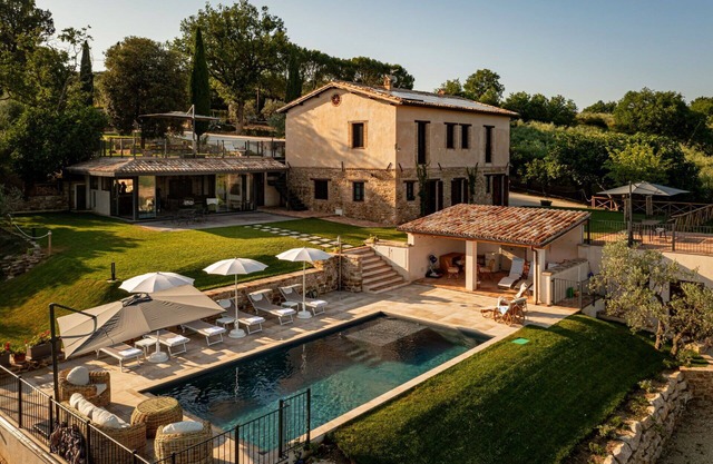 Private Villa with private pool, A/C, WIFI, TV, patio, panoramic view, parking, close to Spoleto