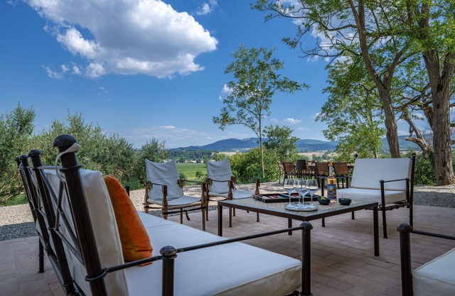 Private Villa with private pool, WIFI, A/C, TV, patio, panoramic view, parking, close to Montalcino