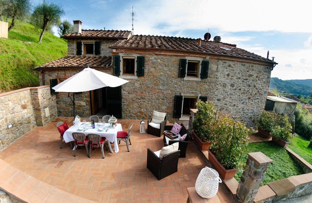 Private Villa with private pool, A/C, internet, TV, terrace, pets allowed, parking, close to Lucca