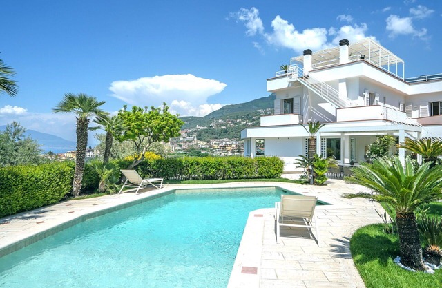 Private Villa with WIFI, private pool, hot tub, A/C, TV, terrace, panoramic view, close to Sorrento
