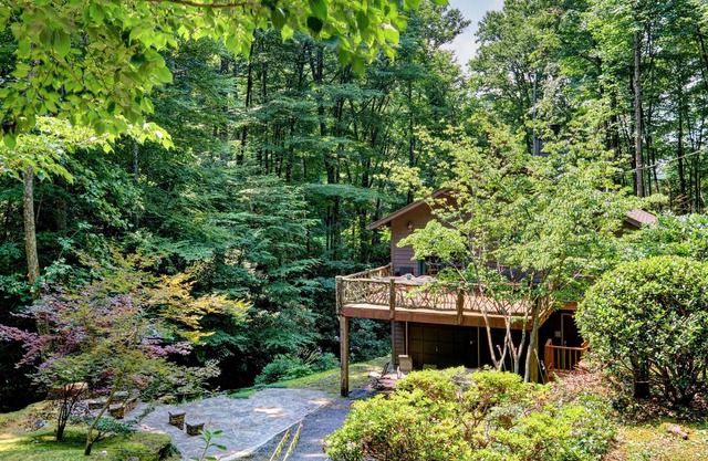 Private waterfall, gas fireplace,firepit,dog friendly
