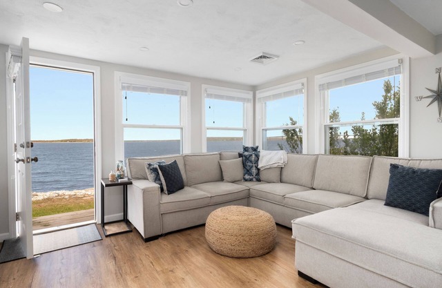 Private waterfront w/rocky beach near Newport
