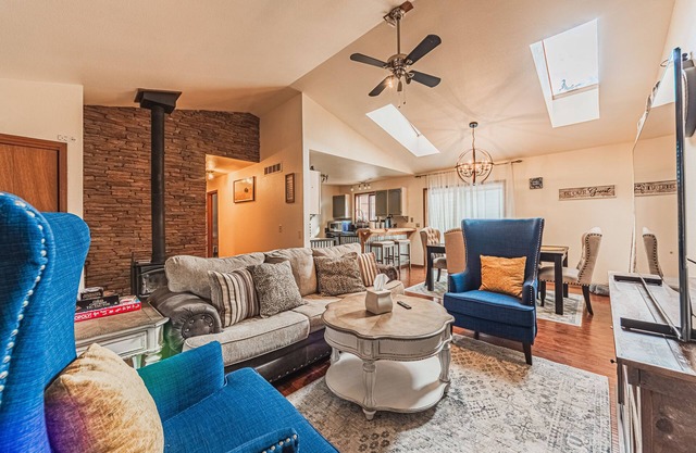 Private Wi-Fi>HotTub>Fenced Yard>Cozy Retreat