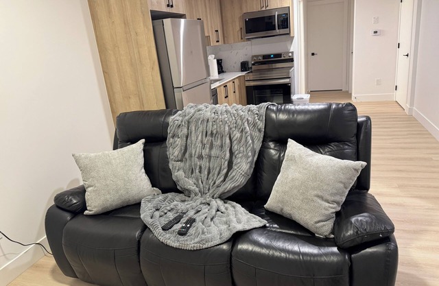 Professional 2 Bedroom 1full bathroom