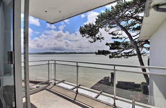 Professional ad - Beautiful apartment close to the beach and shops