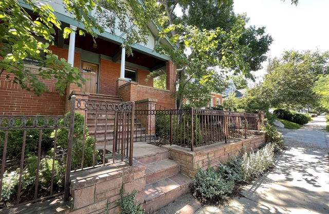 PROMO 10% MONTHLY DISCOUNTn 2 Bedroom & Office, walk to everything!