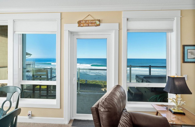 Promo! 2nd Floor, Corner Oceanfront Condo/Private Hot Tub/Pool/WiFi and More!
