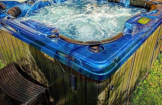PROMO 5% WEEKLY/10% MONTHLY DISCO Suburban Ranch with Hot Tub Mins away from RIT