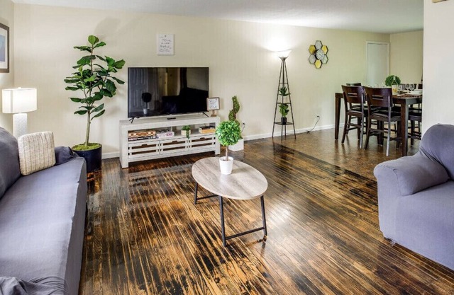 PROMO 5% WEEKLY/10% MONTHLY DISCOUNT 🥰 Stunning Ranch Mins from RIT/Airport.
