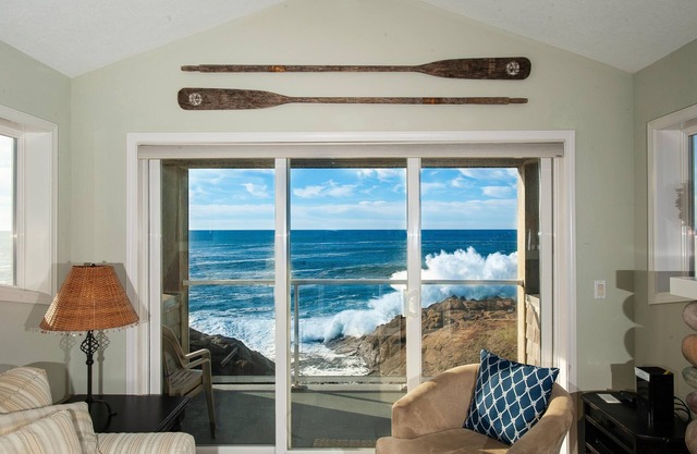 Promo! Beautiful Top Floor Oceanfront Condo - Indoor Pool/Hot Tub/Wifi & HDTV!
