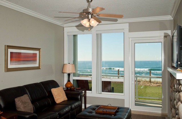 Promo! Stunning Oceanfront Condo-Private Hot Tub, WiFi, Indoor Pool & HDTV!