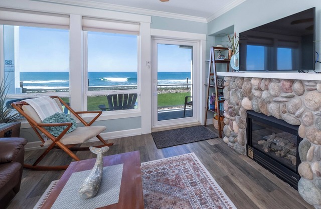 Promo! Stunning Oceanfront Condo-Private Hot Tub, WiFi, Indoor Pool & HDTV!