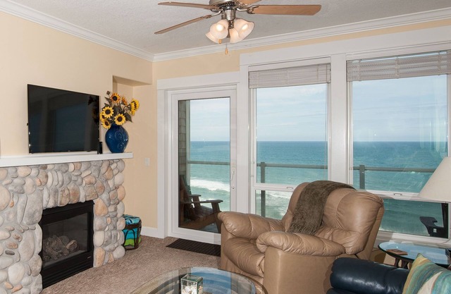 Promo! Top Floor Condo-Oceanfront, HDTV, Private Hot Tub, Indoor Pool, Wifi!