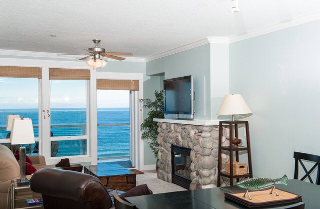 Promo! Top Floor Oceanfront Condo, Private Hot Tub, Pool, Wifi and Much More!