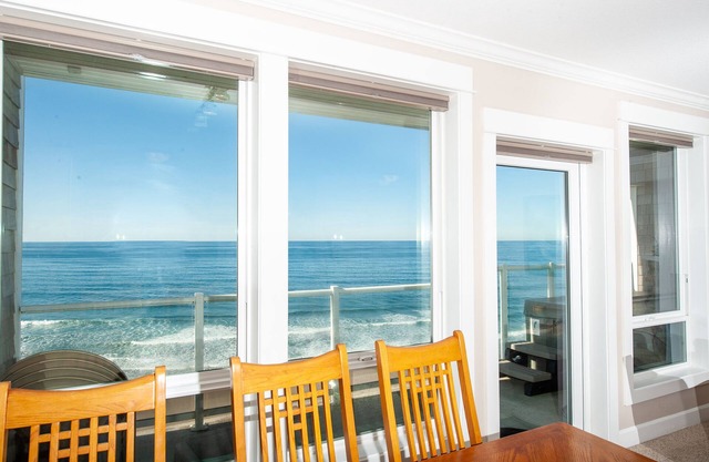 Promo! Top Floor Oceanfront Luxury Condo, Private Hot Tub, Indoor Pool & WiFi!