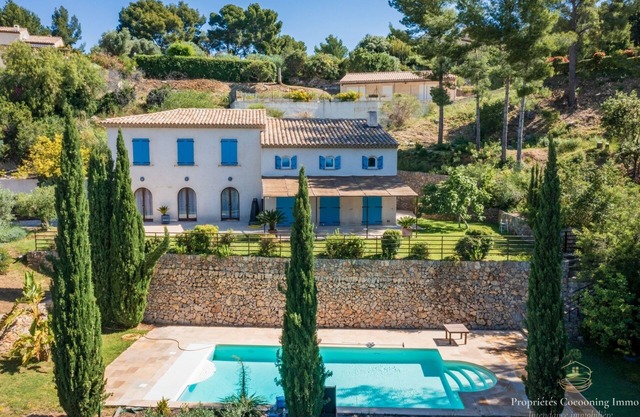 Property with swimming pool and spectacular sea view in Sanary