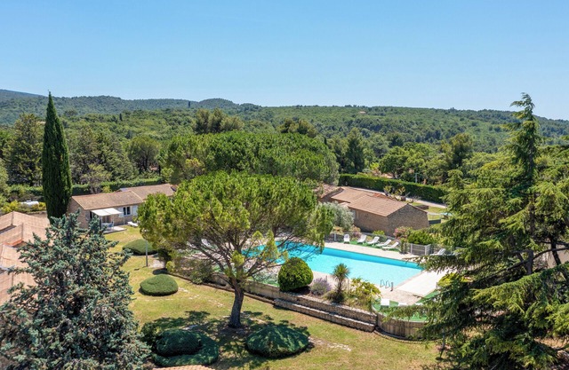 Provencal house with garden access