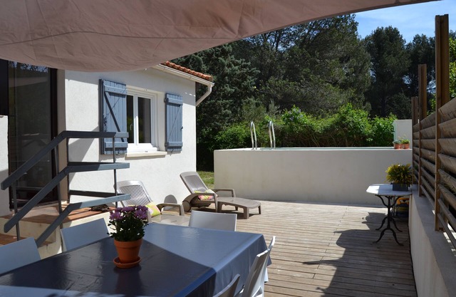 Provencal house completely renovated with swimming pool located in the pine forest