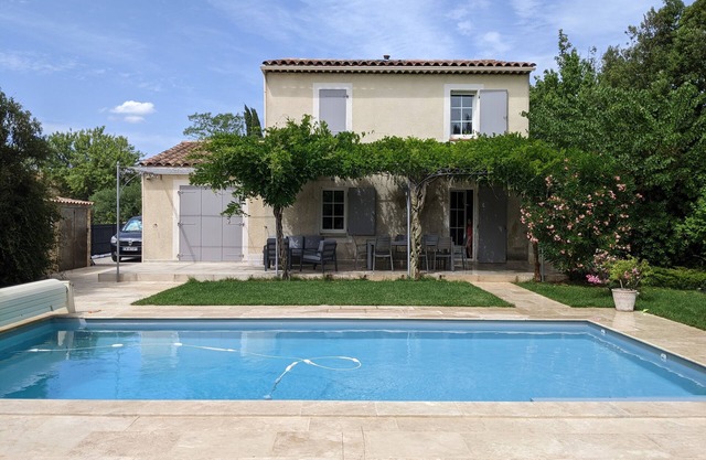 Provencal house, quiet, near Aix en Provence with swimming pool