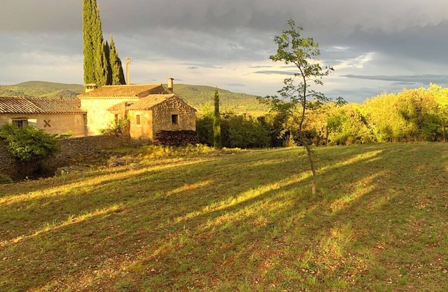 Provence: centuries-old farmhouse, very calm and authentic, surrounded by nature
