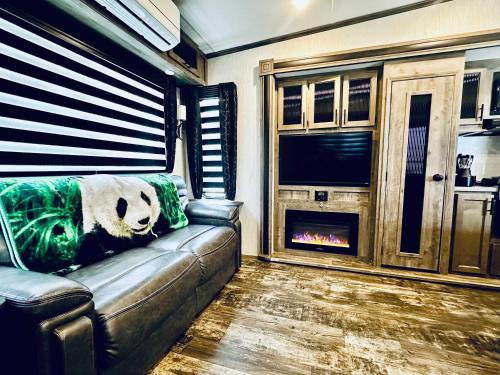 Puffy Panda RV-Hot Tub-Sleeps 2