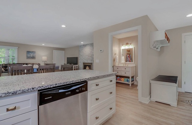 Pure Michigan Cottage! Close to Beaches, Marinas, Dining & Downtown. Sleeps 10