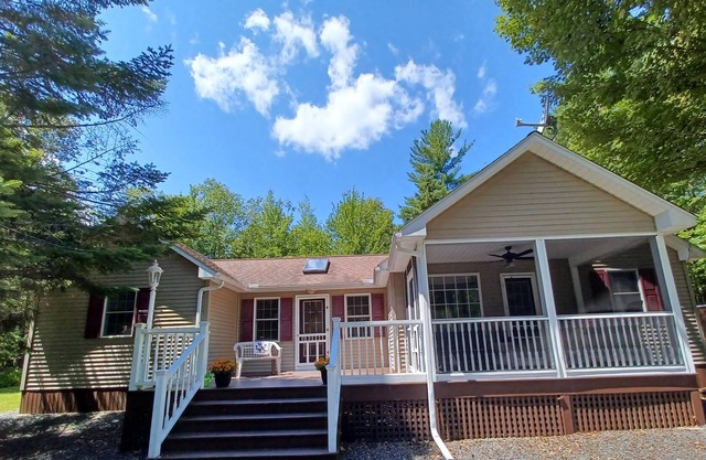 Pure relaxation, fresh air and lots of privacy. Lakes and waterfalls nearby.