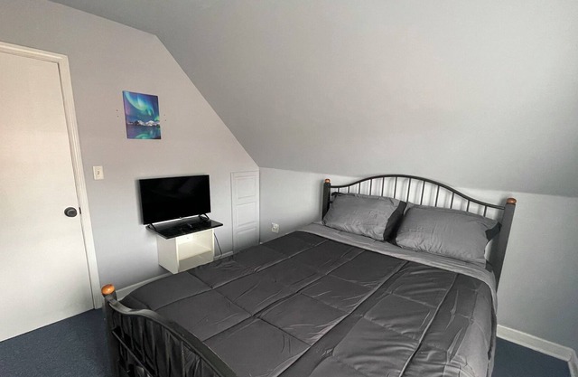 Pvt Rm Bdrm 3 Comfy Pvt Rm - Shared Bath/Liv