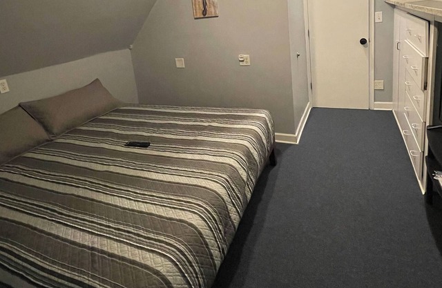 Pvt Rm Bdrm 4 Comfy Pvt Rm - Shared Bath/Liv