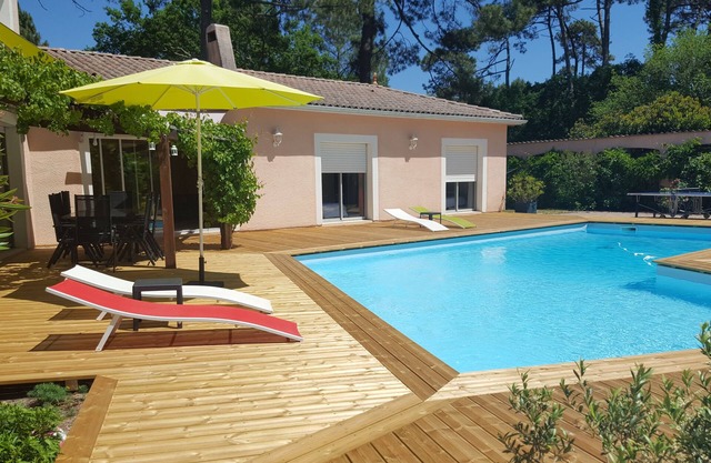 PYLA SUR MER, BEAUTIFUL VILLA SWIMMING POOL 200M FROM THE BEACH 10 PERS PETANQUE COURT