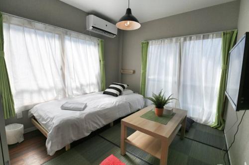 QU202 Edogawa Japanese Style Apartment 202 has direct access to Akihabara and Shinjuku, with convenient transportation and free WiFi