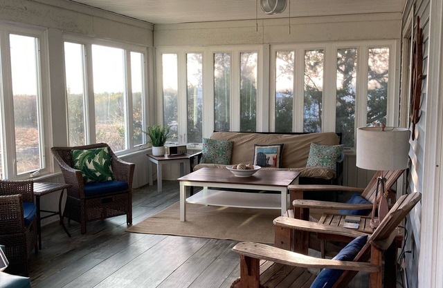 Quaint Beachfront Cottage, Panoramic Bay Views! Sleeps 8, Pet Friendly