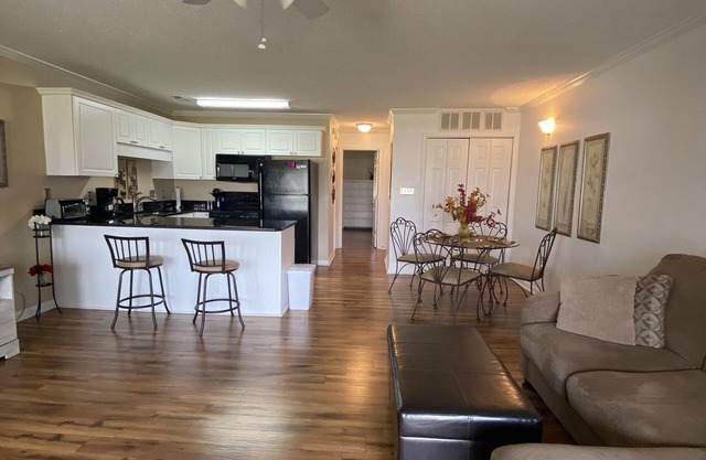 Quaint condo-10 minutes from the beach!