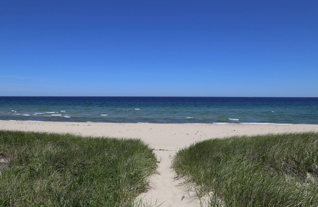 Quaint Cottage 500 yards to Sagamore Beach