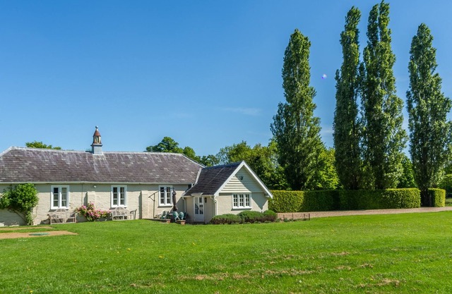 Quaint cottage in the middle of a large beautiful private park - Barhams Cartlodge