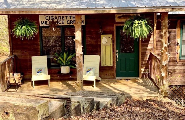 Quaint, Cozy, and Quiet Cabin on Lake Hartwell w/deep water dock