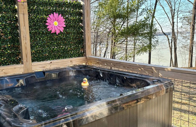 Quaint Family Cottage-New Spa tub with LAKE View-1 mile to Bailey’s Point