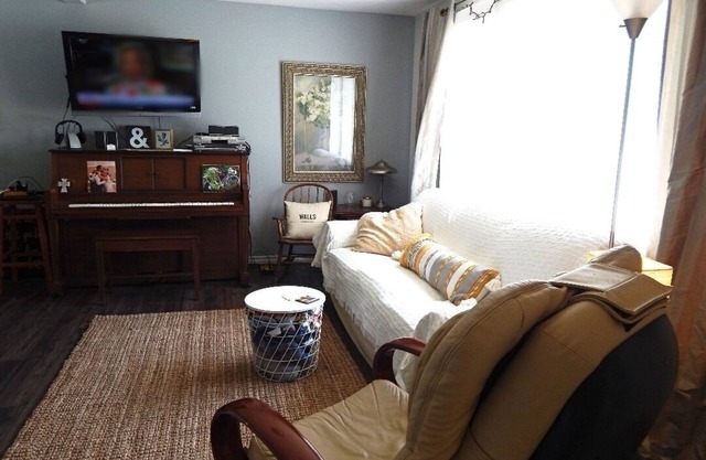 Quaint family home w/AC - 5 minutes from town! (Pet-Friendly!)