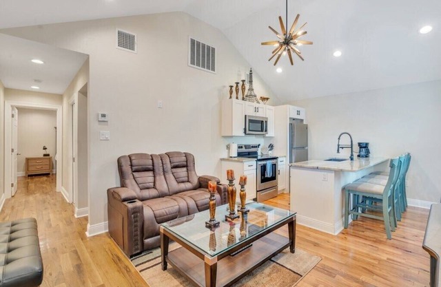 Quaint Gentilly: 2BR, Private Guesthouse Getaway, Parking