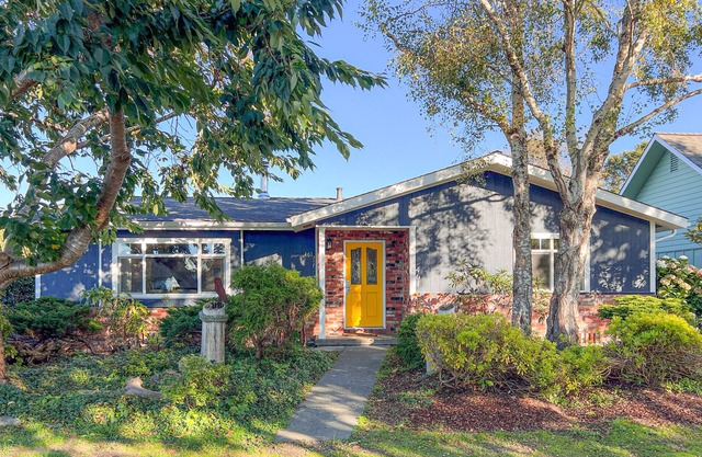 Quaint Home with Free WiFi & Yard - Close to Beaches & Redwood National Park