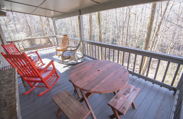 Quaint mountain cabin nestled in the woods, midway between Asheville & Lake Lure