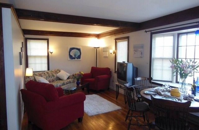 Quaint One Bedroom Overlooking Nature Trail In Historic Marblehead