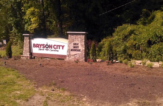 Quaint, peaceful, & creekside! Alarka Peaceful Creek Cabin - Bryson City