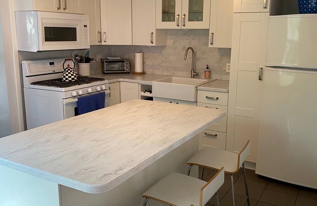 Quaint, renovated victorian twin, 3 blocks from beach and close to everything!