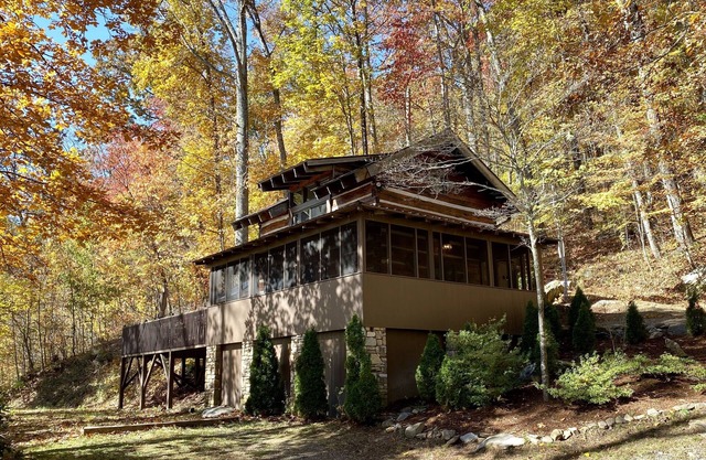 Quaint, Romantic Mountain Antique Log Cabin near Asheville!
