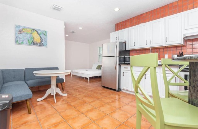 Quaint Studio Minutes From The Ocean & Shopping